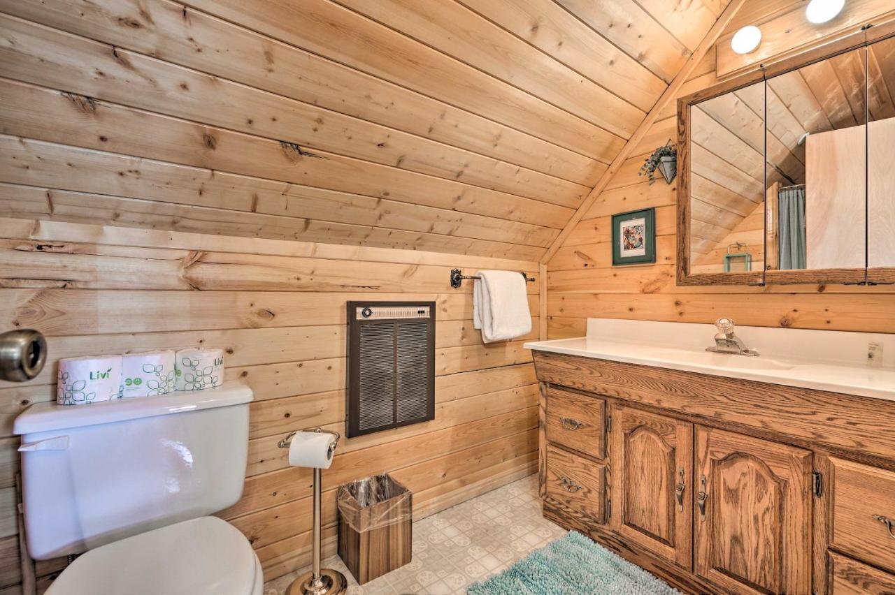 Rustic Duck Creek Village Cabin With Fire Pit! Luaran gambar