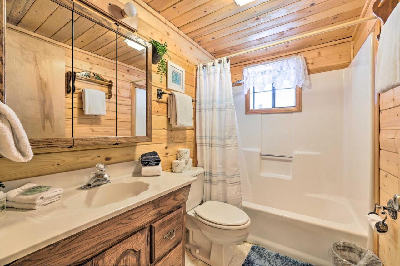 Rustic Duck Creek Village Cabin With Fire Pit! Luaran gambar